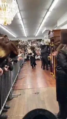 פרישע היסטארישע ווידעא געברענגט צו אייך דורך א בליק ווי כ"ק אדמו"ר מהר"יי מסקולען טאנץ מיטן ספר תורה שטייענדיג אינעם ערשטן יארצייט.