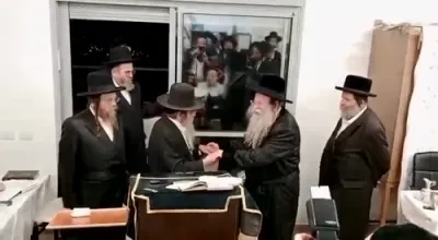 כ"ק אדמו"ר מקוזמיר שליט"א בייים טאנצן מיט הגאון הגדול רבי נתן הכהן קופשיץ שליט"א גאב"ד ביד"צ לשכת הפוסקים