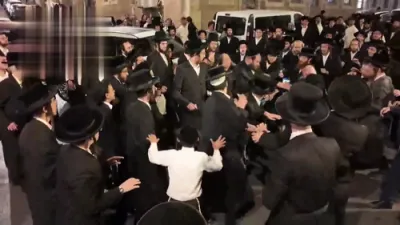 צוזאמענשטויסן ברעכן אויס צווישן פראטעסטירער און קארלין-סטאלין חסידים ביי א שמחה אין מאה שערים