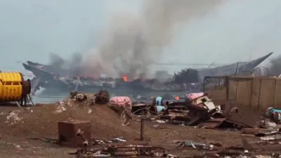 זעקס אומגעקומען נאכדעם וואס א הוטי באליסטישע מיסל האט אריינגעקראכט אין א האפן אין תימן.