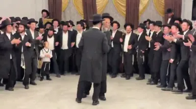 דער בריסקער ראש ישיבה הגרי"ז סאלאווייטשיק שליט"א האט נעכטן געטאנצן ביי א שבע ברכות מיט זיין פלימעניק, דער חתן אליהו סאלאווייטשיק.