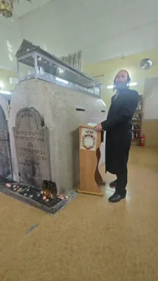 עסקן דאנקט דעם אייבערשטער נאכן ווערן געהאלפן ביים ציון פון הרה"ק מנאדבורנא זי"ע.