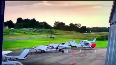 שוידערליכע קראך אין די לופטן: קליינע פליגער קראכט אריין אין א פאליציי העליקאפטער אין פענסילוועניע.
