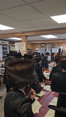 סוף זומער סצענעס אין כלל ישראל'ס שול