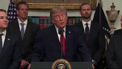 הארמוז קאנפראנטאציע: פרעזידענט טראמפ זאגט אז די הארמוז איז אפן טראץ א דראמאטישע אפשוואכונג אין שיפינג.