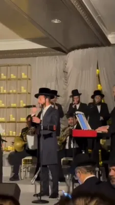 'א מוזיקאלישע בליק' פריילעך בענד 🎼  שירה כאָר 🎶  שלום לעממער 🎤  יעקב שוועקי 🎤 ליפא שמעלצער 🎤