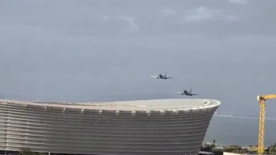 שווער צו גלייבן ווי נידריג: עירלינק דזשעטס מאכן א ווילדע 'פליי-אווער' העכער א ראגבי סטעידיום
