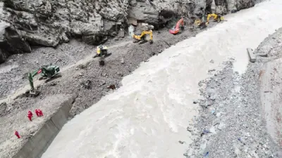 כינעזע אינזשענירן קעמפן מיט שווערע בלאטע צוריק צו עפענען די וויכטיגע דזשיראנג רוטע