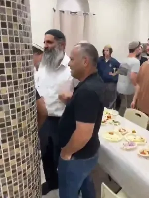 זעט: פייטן מנשה אלבז פירט אן א לעבעדיגע שירה אין ישיבת גבעת אולגה