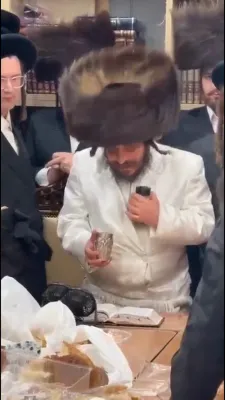 ווידעא: נעכטן מוצאי שבת ביי כ"ק אדמו"ר מקרעטשניף כפר עטה שליט"א