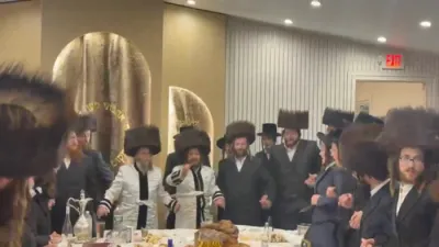 ווידעא: נעכטן מוצאי שבת ביי כ"ק אדמו"ר מקרעטשניף כפר עטה שליט"א