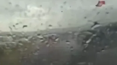 טשעין ריעקשען: א דרייווער פארלירט קאנטראל און קראכט אריין אין פאליס קארס, און פאראורזאכט א טשעין ריעקשען פון עקסידענטן.