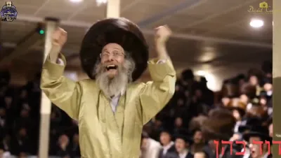 ווידעא: המלך! הגה"צ המשפיע רבי אלימלך בידערמאן שליט"א ביים שרייען המלך מוצאי שבת אין צפת