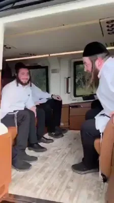 ווידיאו: ישיבה בחורים אויף א העליקאפטער רייזע מיטן סאטמארן נגיד ר' יואל לאנדא הי"ו 