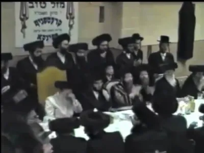 דער צווייטער ווידעא פון הרה"ק רבי שלמה'לע מבאבוב זי"ע, באטייליגט זיך ביים שבע ברכות פון אן אייניקל פון הרה"ק רבי הערשעלע מספינקא זי"ע
