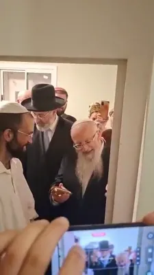 קביעת מזוזה דורך הרב שמואל אליהו אינעם איבערגעבויטן הויז פון עמיחי שינדלער, אן איבערלעבער פון די אקטאבער 7 אטאקעס אין כרם שלום