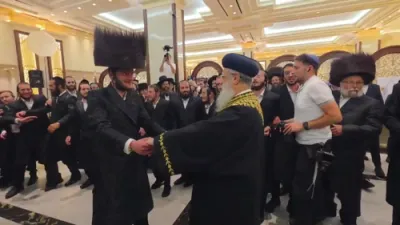 זעט: הראשון לציון הרב דוד יוסף טאנצט ביי די חתונה פון משה ראטענבערג אין בית שמש