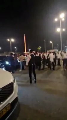 אן אינצידענט מיט א פאליציי קאר בלאקירט כביש 443 קיין ירושלים און שאפט אן אומגעווענליכע טראפיק אינמיטן די נאכט