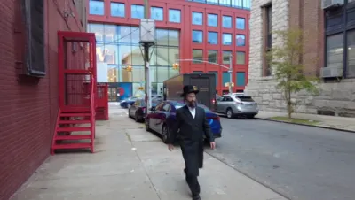 חסידישער איד אין ניו יארק ווארפט אפ ציוניזם, זאגט אז נתניהו רעפרעזענטירט נישט אלע אידן