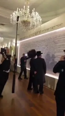 1,250 זיידעס אויף איין מגילה: א ריזיגער יחוס בוים ארויסגעלייגט ביי א חסידישע חתונה