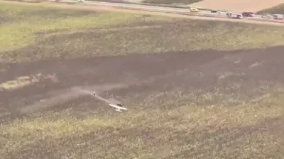 דראמאטיש: א שיכור'ער פילאט גנב'עט א פליגער און רופט ארויס א מיליטערישע רעספאנס נאכן אריינפליען אין א 'נאו-פליי זאנע'