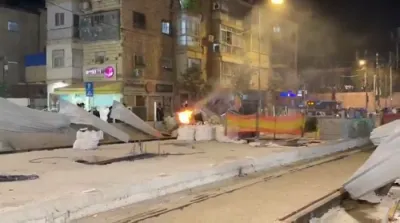 הונדערטער חרדישע אידן פראטעסטירן קעגן די לייט-רעיל בוי ארבעט אויף די בר אילן גאס אין ירושלים
