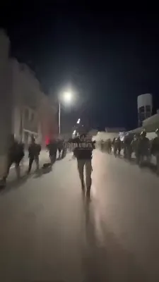 נייע ווידעא צינדט אן אלארעם איבער פאלעסטינער כוחות וואס טרענירן זיך מיט אר-פי-דזשיס און שווערע מאשין-געווער אין יריחו