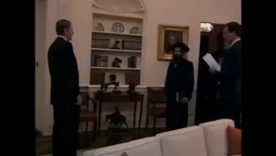 די פולע ווידעא פון כ"ק אדמו"ר מסאטמאר שליט"א ביים אמעריקאנער פרעזידענט ראנאלד רעיגן אינעם יאר תשמ"ז.