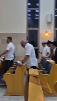 כ"ק אדמו"ר מנאדבורנא אלעד שליט"א האט זיך נעכטן נאכט באטייליגט ביים מעמד אמירת סליחות לויטן מנהג פון עדות המזרח.