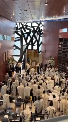 ווידיאו: גדולי ישראל ביים דאווענען א געהויבענע שחרית אין די כתר תורה שול אין מעקסיקא סיטי ביים היסטארישן מסע הקודש
