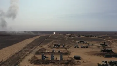 רויך און פייער: וויראלע ווידעא ווייזט ווי די S-400 סיסטעם שיסט ארויס מיסילס איינס נאכן צווייטן