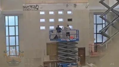 ארבעט ביי די שטיינער ביי די 12 פענסטער העכערן ארון קודש אין היכל פונעם סאטמארער ביהמ"ד הגדול אויף ראדני סטריט.