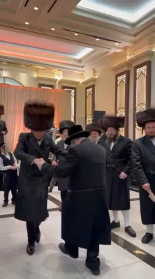 כ"ק אדמו"ר מביאלא שליט"א ביים טאנצן ביי די שמחת החתונה פון נאמן בית, מוישי ראטענבערג.
