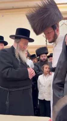 כ"ק אדמו"ר מביאלא שליט"א ביים טאנצן ביי די שמחת החתונה פון נאמן בית, מוישי ראטענבערג.