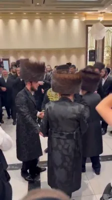 כ"ק אדמו"ר מביאלא שליט"א ביים טאנצן ביי די שמחת החתונה פון נאמן בית, מוישי ראטענבערג.