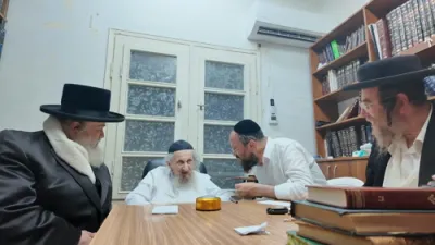 כ"ק אדמו"ר מבאטאשאן שליט"א פון אמעריקע ביים אפגעבן 'ברכת השנים' במעון קדשו פון הגאון ר' דוב לאנדא שליט"א שליט"א.