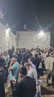 טויזנטער אידן זענען מתפלל ביים קבר פון יוסף הצדיק לקראת ראש השנה