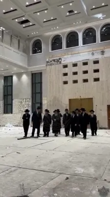 כ"ק אדמו"ר מסאטמאר שליט"א האט פריער אפגעשטאט א באזוך בית מדרש הגדול סאטמאר, וואו ער איז אפגעווארט געווארן דורך ראשי וועד קרן הבנין והנהלת הקהילה, זיך אומצוקוקן אויף די שנעלע פארשריט וואס ווערט געמאכט לפאר ולרומם בית ה', דאס צו ענדיגן פולקאם אויף א' סליחו