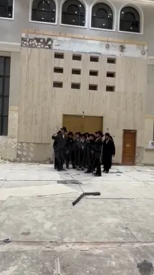 כ"ק אדמו"ר מסאטמאר שליט"א האט פריער אפגעשטאט א באזוך בית מדרש הגדול סאטמאר, וואו ער איז אפגעווארט געווארן דורך ראשי וועד קרן הבנין והנהלת הקהילה, זיך אומצוקוקן אויף די שנעלע פארשריט וואס ווערט געמאכט לפאר ולרומם בית ה', דאס צו ענדיגן פולקאם אויף א' סליחו
