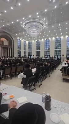 אב''ד סאטמאר וויליאמסבורג שליט"א ביים סעודת הילולא פון בעל ייטב לב זצ"ל פאר די חברי חבורת קדושת יו"ט