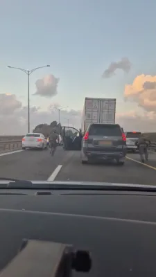 גניבה אויפן הייוועי: פאליציי כאפט א טראק מיט א גע'גנב'טע קאנטעינער אויף הייוועי 6