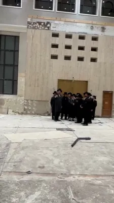 כ"ק אדמו"ר מסאטמאר שליט"א שטאט אפ א באזוך אינעם היכל ביהמ"ד בית מדרשו של רבי, זיך אומקוקנדיג אויף די עבודת הקודש פון השלמת המלאכה לקראת הימים טובים הבעל"ט.