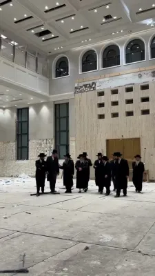 כ"ק אדמו"ר מסאטמאר שליט"א שטאט אפ א באזוך אינעם היכל ביהמ"ד בית מדרשו של רבי, זיך אומקוקנדיג אויף די עבודת הקודש פון השלמת המלאכה לקראת הימים טובים הבעל"ט.