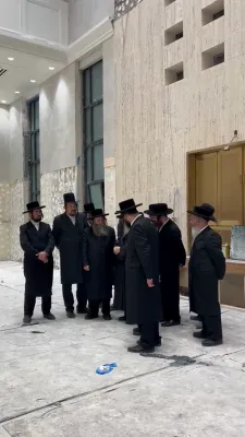 כ"ק אדמו"ר מסאטמאר שליט"א שטאט אפ א באזוך אינעם היכל ביהמ"ד בית מדרשו של רבי, זיך אומקוקנדיג אויף די עבודת הקודש פון השלמת המלאכה לקראת הימים טובים הבעל"ט.