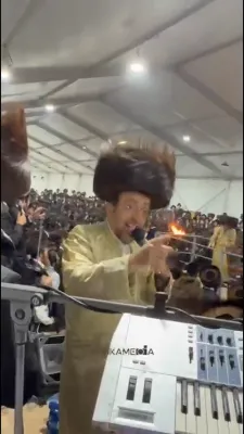 ווידעא: מעמד הדלקה דעם מוצאי שבת אין מירון דורך הגה"צ המשפיע ר' אלימלך בידערמאןשליט"א פאר כלל חסידי וויזשניץ מאנסי