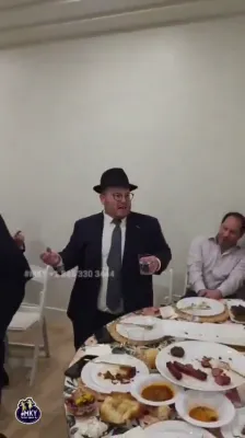 18 יאר שפעטער: הרב יעקב בענדער איז מקיים זיין הבטחה וואס ער האט געגעבן אינדרויסן פון די מירער ישיבה