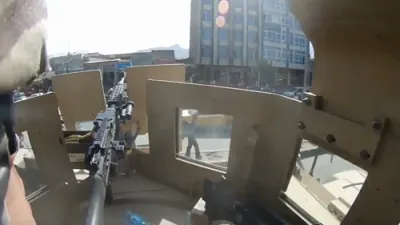 ראוד ווארענונג: אמעריקאנער סאלדאט קאנפראנט אן איראקער קאר פון נאנטע דיסטענס