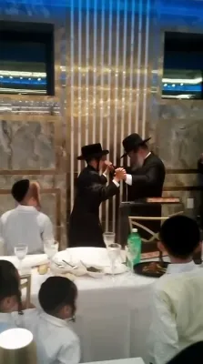 מסיבת לחיים לרגל הבר מצוה פון אלימלך ברוך העלבראנץ, בבית הרה"ג ר' יואל העניך העלבראנץ שליט"א בראשות אחיו הגדול הרה"ג ר' נתן העלבראנץ שליט"א פון מאנטריאל, מיט די השתתפות פון 2 קרובי המשפחה