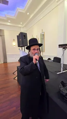 אייזיק האניג טיילט מיט דעם שטימע בוסטער וואס ער נוצט צו האלטן זיין שטימע גרייט צום זינגען!