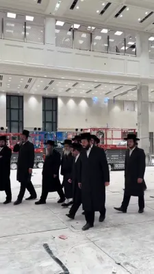 כ"ק אדמו"ר מסאטמאר שליט"א קומט אריין יעדן טאג פארטאגס צו לערנען אין בית המדרש הגדול דסאטמאר אויף ראדני סטריט 